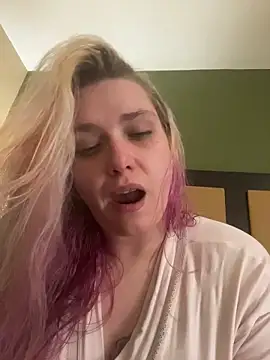 Snapshot of Lalalynn chatting on 02.18.26 Lalalynn online show from 02.18.26