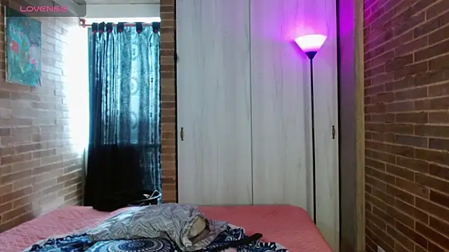 helenacyruss online show from 10.17.25