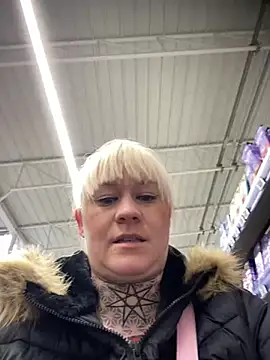 Snapshot of poussichienne chatting on 03.18.25 poussichienne online show from 03.18.25