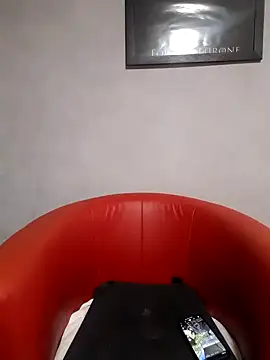 Snapshot of poussichienne chatting on 03.18.25 poussichienne online show from 03.18.25