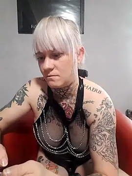 Snapshot of poussichienne chatting on 09.15.25 poussichienne online show from 09.15.25