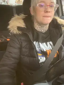 Snapshot of poussichienne chatting on 11.28.25 poussichienne online show from 11.28.25