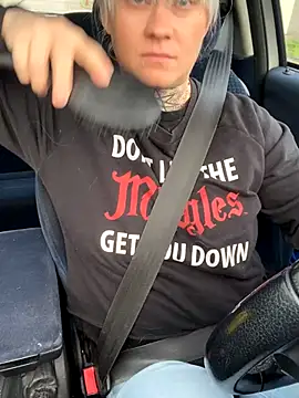 Snapshot of poussichienne chatting on 12.17.25 poussichienne online show from 12.17.25