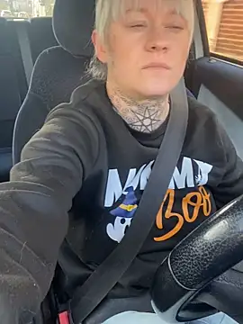 Snapshot of poussichienne chatting on 12.18.25 poussichienne online show from 12.18.25