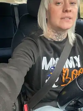 Snapshot of poussichienne chatting on 12.19.25 poussichienne online show from 12.19.25