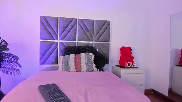 Laura Dicardy online show from 09.26.25