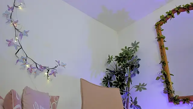 Snapshot of BonnieCute_ chatting on 10.01.25 BonnieCute online show from 10.01.25