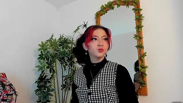 Snapshot of BonnieCute_ chatting on 11.10.25 BonnieCute online show from 11.10.25