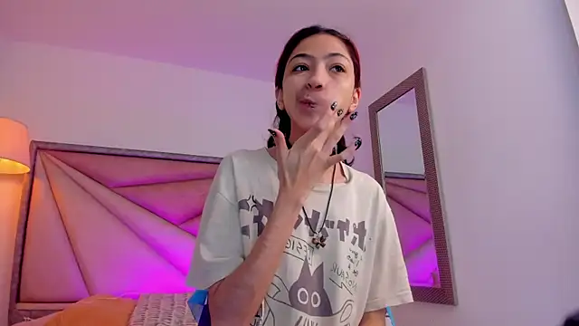 Snapshot of BonnieCute_ chatting on 11.12.25 BonnieCute online show from 11.12.25