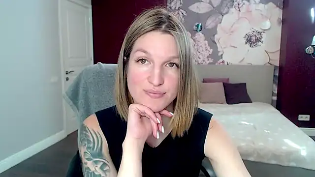 Snapshot of EmilyWalkeri chatting on 01.15.25 EmilyWalkeri online show from 01.15.25