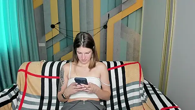 Snapshot of EmilyWalkeri chatting on 10.17.25 EmilyWalkeri online show from 10.17.25