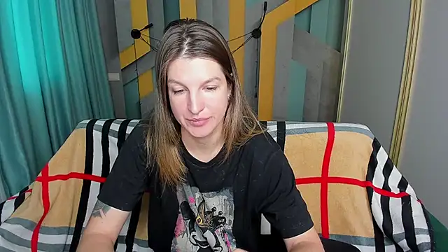 Snapshot of EmilyWalkeri chatting on 11.17.25 EmilyWalkeri online show from 11.17.25