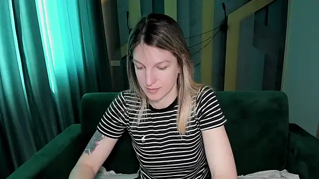 Snapshot of EmilyWalkeri chatting on 04.20.26 EmilyWalkeri online show from 04.20.26