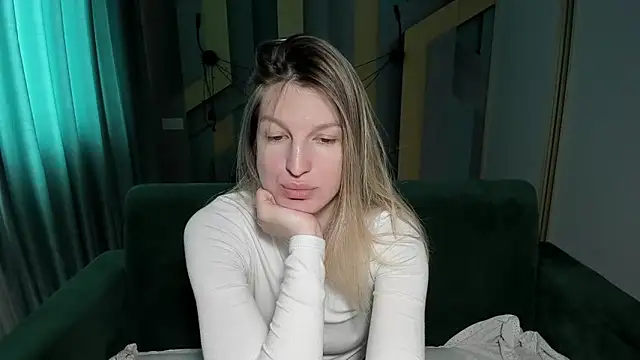 Snapshot of EmilyWalkeri chatting on 04.21.26 EmilyWalkeri online show from 04.21.26