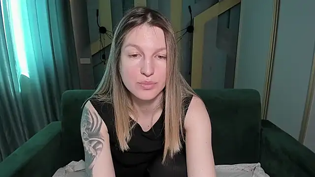 Snapshot of EmilyWalkeri chatting on 04.23.26 EmilyWalkeri online show from 04.23.26