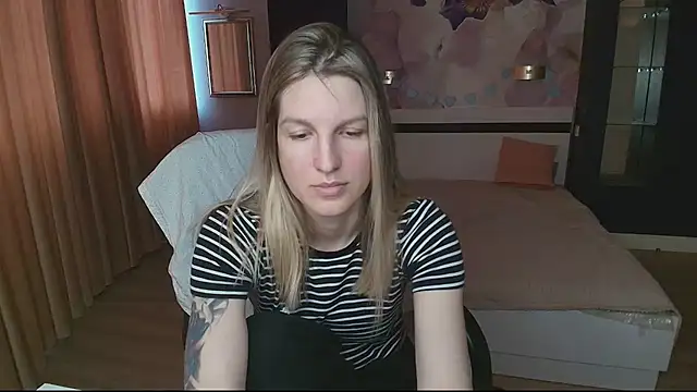 Snapshot of EmilyWalkeri chatting on 05.10.26 EmilyWalkeri online show from 05.10.26