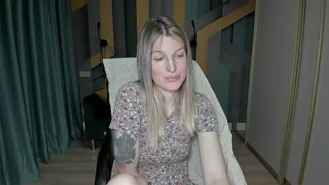 Snapshot of EmilyWalkeri chatting on 05.15.26 EmilyWalkeri online show from 05.15.26