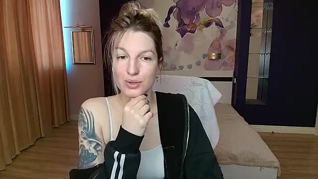 Snapshot of EmilyWalkeri chatting on 05.17.26 EmilyWalkeri online show from 05.17.26