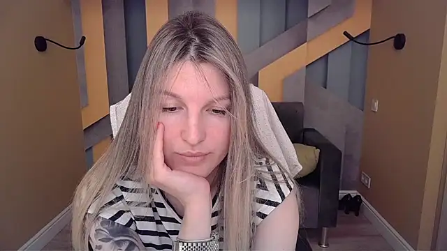 Snapshot of EmilyWalkeri chatting on 06.14.26 EmilyWalkeri online show from 06.14.26