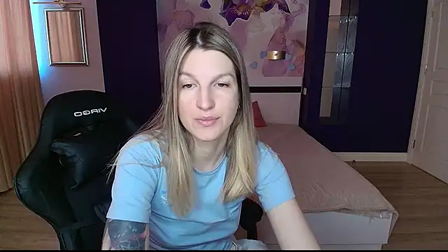 Snapshot of EmilyWalkeri chatting on 06.17.26 EmilyWalkeri online show from 06.17.26