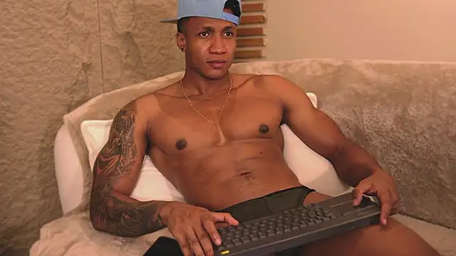 Snapshot of Logan_Varela chatting on 03.07.25 Logan Varela online show from 03.07.25