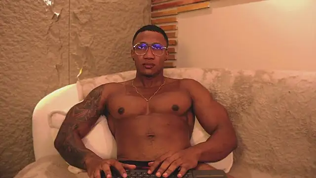 Snapshot of Logan_Varela chatting on 03.17.25 Logan Varela online show from 03.17.25