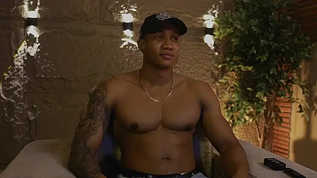 Snapshot of Logan_Varela chatting on 11.22.25 Logan Varela online show from 11.22.25