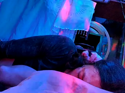 gurlnips online show from 10.09.25