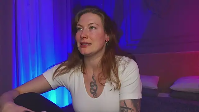 Snapshot of Liv_Fay chatting on 10.08.25 Liv Fay online show from 10.08.25