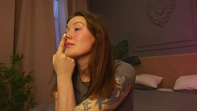 Snapshot of Liv_Fay chatting on 10.11.25 Liv Fay online show from 10.11.25