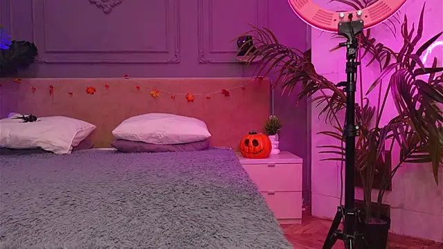 Snapshot of Liv_Fay chatting on 10.21.25 Liv Fay online show from 10.21.25