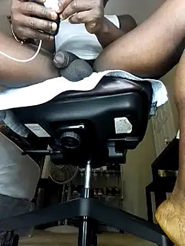 Snapshot of Hugedick0071 chatting on 02.19.25 Hugedick0071 online show from 02.19.25