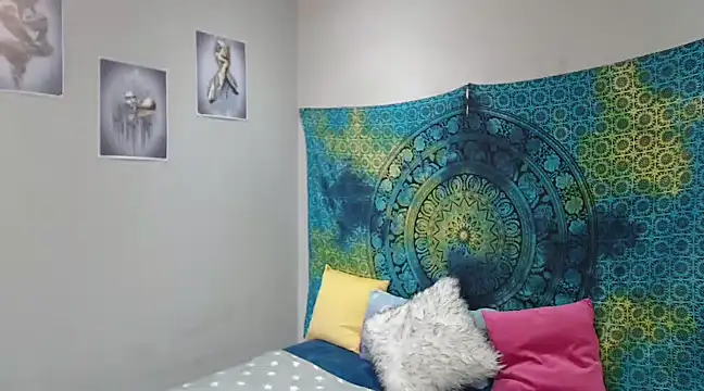 Snapshot of CREAMYCUPCAKExxx chatting on 12.29.24 CREAMYCUPCAKExxx online show from 12.29.24