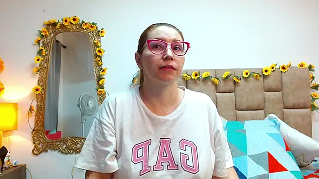 Snapshot of IsisDuzan chatting on 12.10.24 IsisDuzan online show from 12.10.24