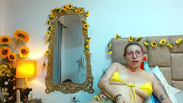 Snapshot of IsisDuzan chatting on 12.12.24 IsisDuzan online show from 12.12.24