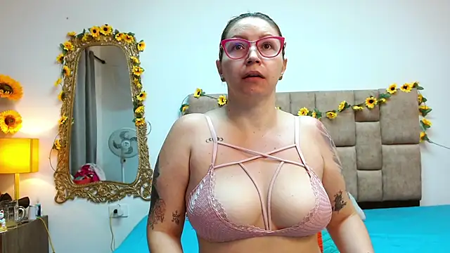 Snapshot of IsisDuzan chatting on 01.07.25 IsisDuzan online show from 01.07.25