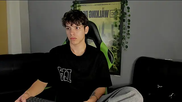 Snapshot of bravoboreal chatting on 12.12.24 bravoboreal online show from 12.12.24