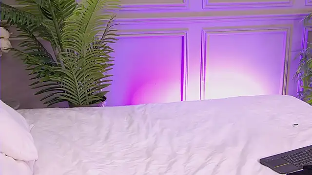 TrishaWinslet online show from 11.18.25