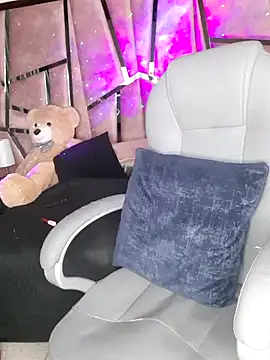 Snapshot of arisantana chatting on 03.23.25 arisantana online show from 03.23.25