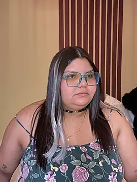 Snapshot of _Shara_Handal_ chatting on 03.08.25 Shara Handal online show from 03.08.25