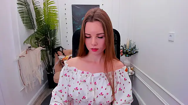 Snapshot of MileyWings chatting on 11.02.25 MileyWings online show from 11.02.25