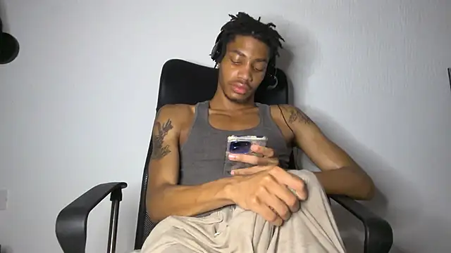 Snapshot of Skinnyblackman chatting on 06.26.26 Skinnyblackman online show from 06.26.26