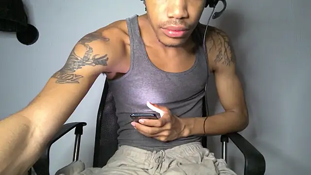 Snapshot of Skinnyblackman chatting on 07.10.26 Skinnyblackman online show from 07.10.26