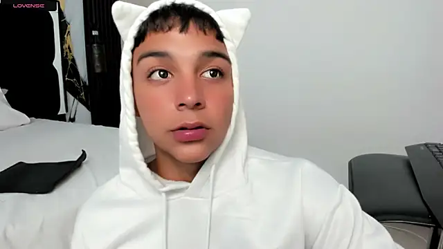 Snapshot of Seductivo_jr chatting on 05.17.26 Seductivo jr online show from 05.17.26