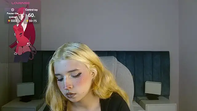 Snapshot of april_bunnyy chatting on 01.10.25 april bunnyy online show from 01.10.25