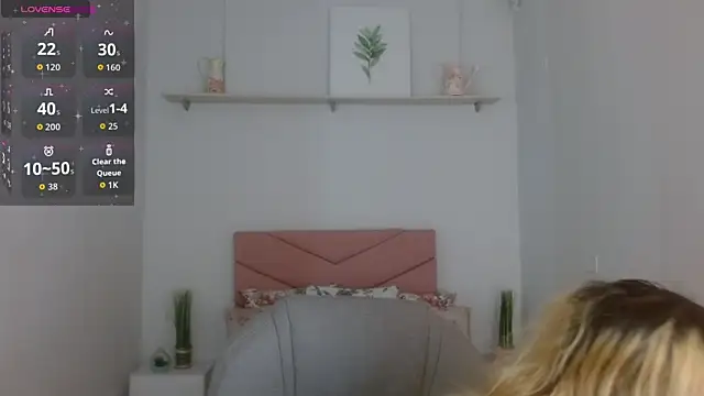 Snapshot of april_bunnyy chatting on 10.14.25 april bunnyy online show from 10.14.25