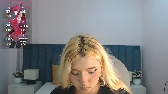 Snapshot of april_bunnyy chatting on 11.19.25 april bunnyy online show from 11.19.25