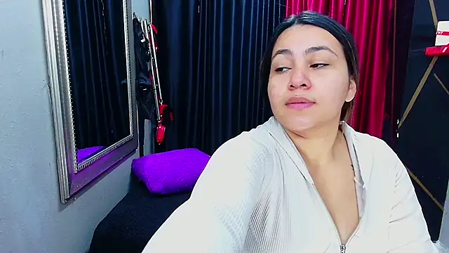 Snapshot of AmorMia chatting on 02.05.25 AmorMia online show from 02.05.25