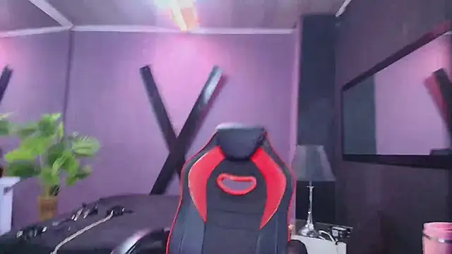 Snapshot of AmorMia chatting on 10.08.25 AmorMia online show from 10.08.25