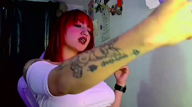 Snapshot of lucycherry__ chatting on 02.10.25 lucycherry online show from 02.10.25